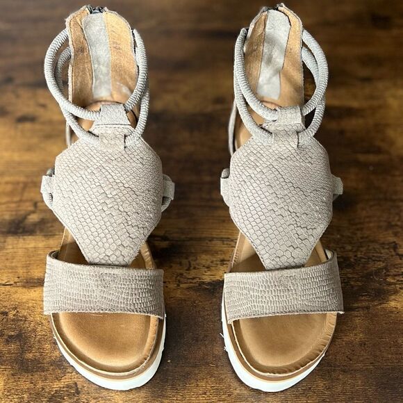 Diba True Women's Green Clover Cushioned Low Wedge Sandal in Taupe. Size 6. New! - Picture 8 of 16